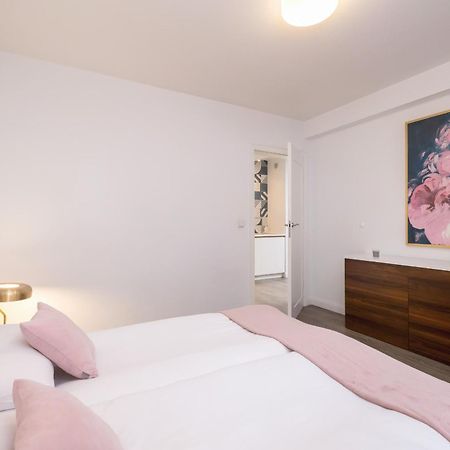 Blue And Green Apartment With Bright Pink Bedroom In Krakow By Noclegi Renters Eksteriør billede