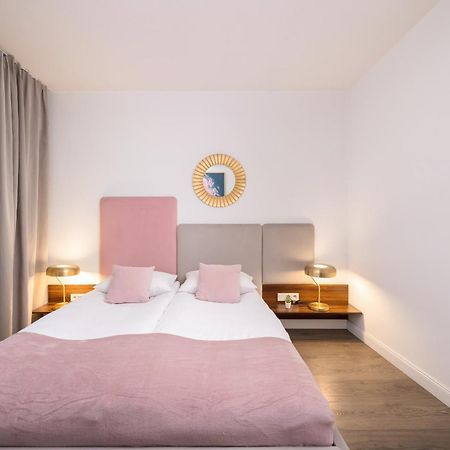 Blue And Green Apartment With Bright Pink Bedroom In Krakow By Noclegi Renters Eksteriør billede