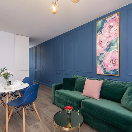 Blue And Green Apartment With Bright Pink Bedroom In Krakow By Noclegi Renters Eksteriør billede
