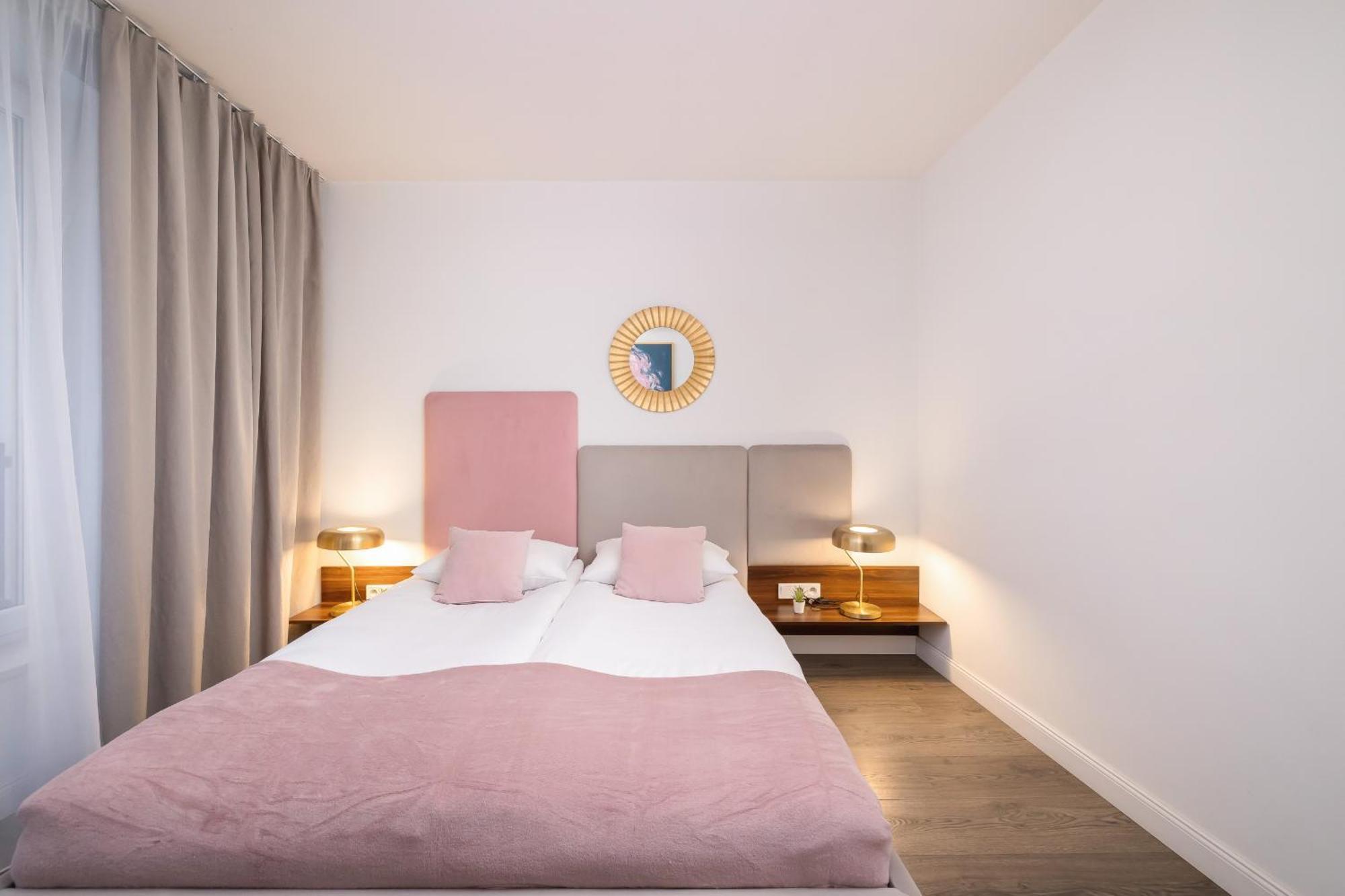 Blue And Green Apartment With Bright Pink Bedroom In Krakow By Noclegi Renters Eksteriør billede
