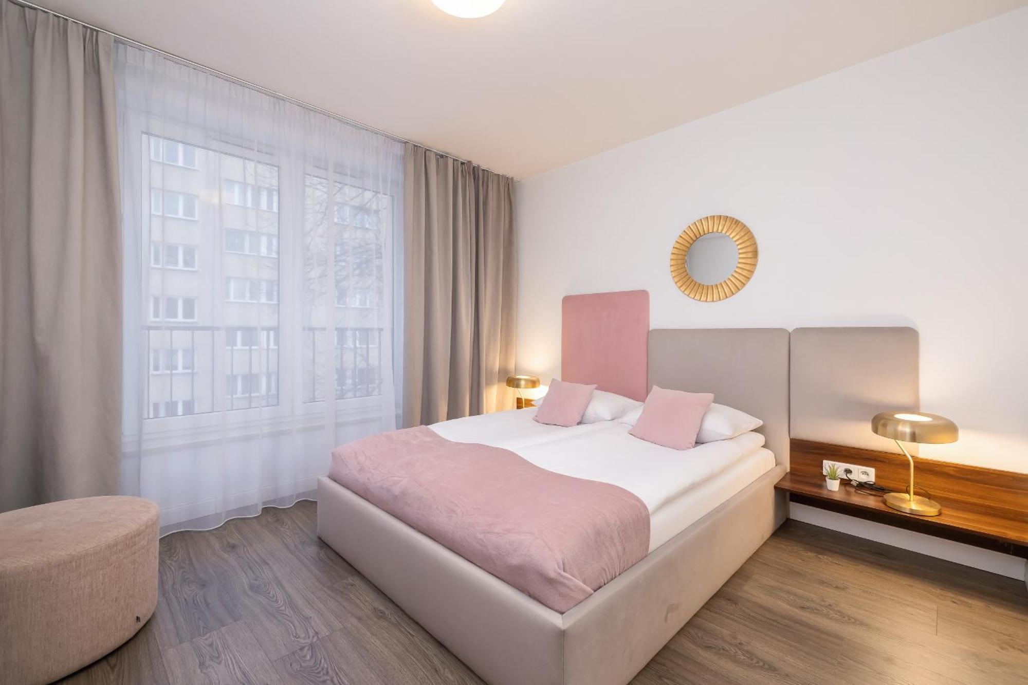 Blue And Green Apartment With Bright Pink Bedroom In Krakow By Noclegi Renters Eksteriør billede